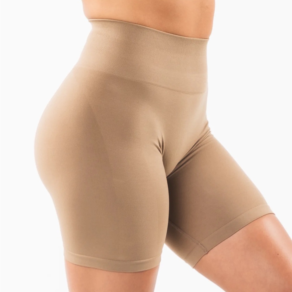 Chai AMPLIFY SHORT 6.5”